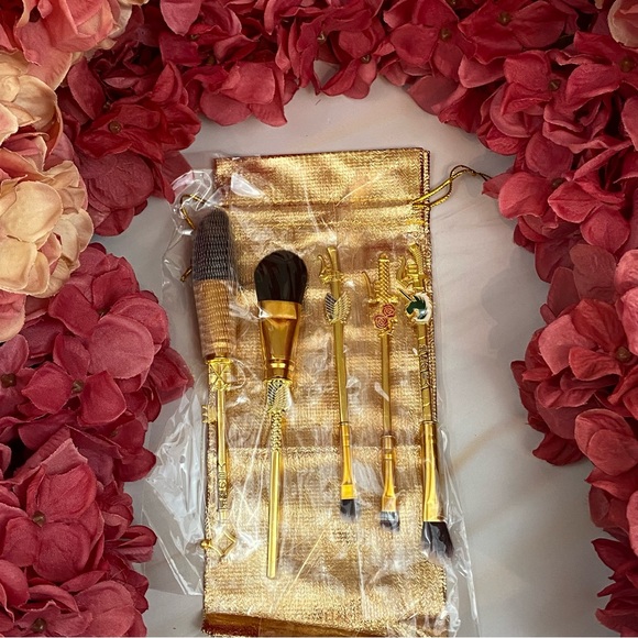 Attack on Titan Gold 5 Piece Makeup Brush Set with Bag - Picture 14 of 16